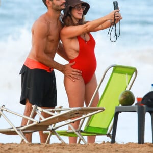 Fernanda Paes Leme, grávida de uma menina, fez selfie com Victor Sampaio, seu noivo