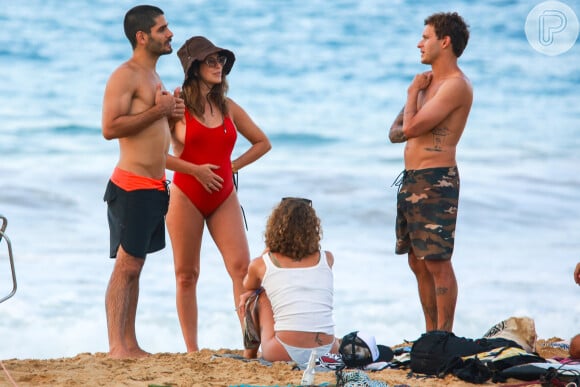 Fernanda Paes Leme e o noivo, Victor Sampaio, curtiram praia no primeiro dia de 2024