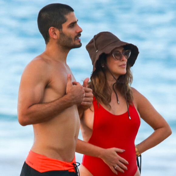 Fernanda Paes Leme e o noivo, Victor Sampaio, curtiram praia no primeiro dia de 2024