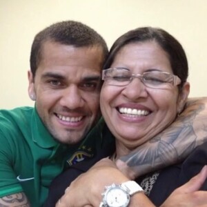 Mãe de Daniel Alves postou vídeos da vítima do jogador se divertindo em boates