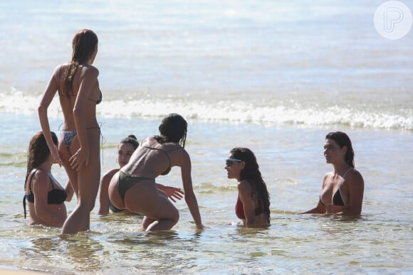 Famosas foram flagradas em praia de Fernando de Noronha