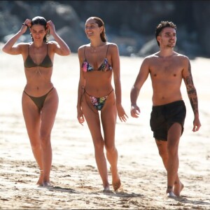 Sasha, João Lucas e Bruna Marquezine foram flagrados em praia em Fernando de Noronha