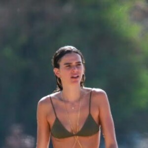 Bruna Marquezine optou por biquíni verde em Fernando de Noronha