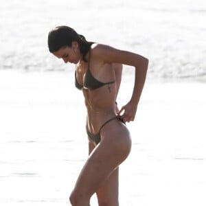 Bruna Marquezine dá 'ajeitadinha' em biquíni