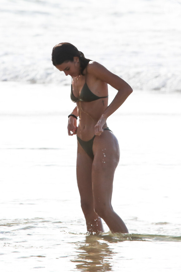 Bruna Marquezine ainda deu aquela 'ajeitadinha' no biquíni em flagra na praia