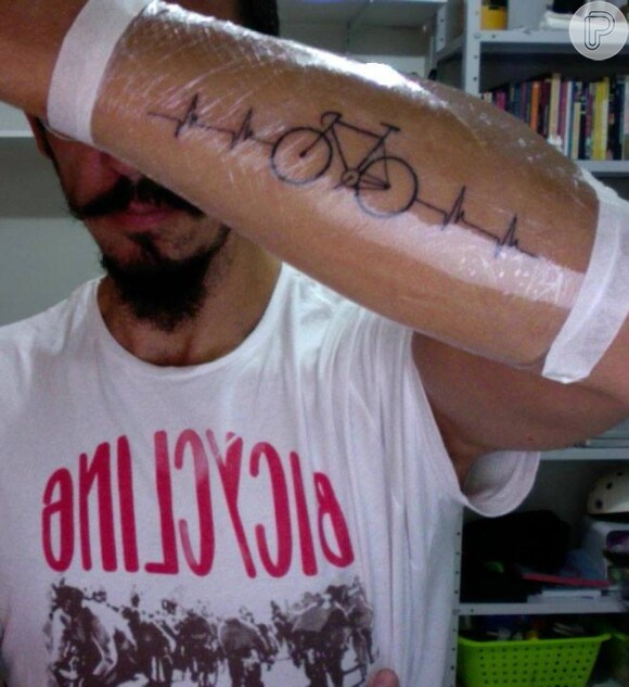 Rogério Alves gosta tanto de bicicletas que tatuou uma em um dos braços