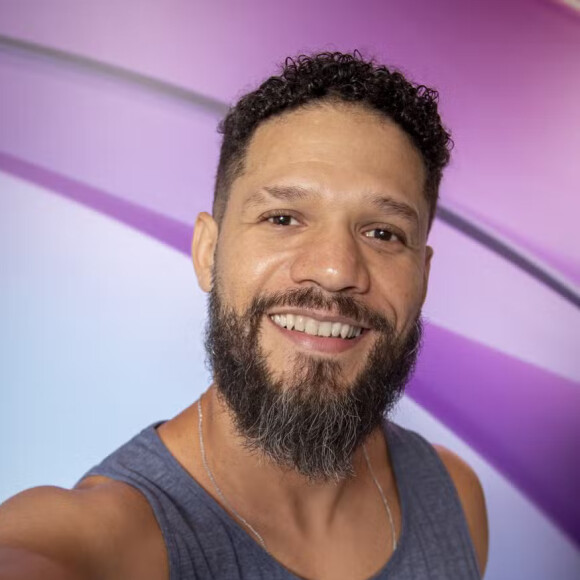 'BBB 24': Juninho (Antônio Carlos Junior), de 41 anos, é carioca e trabalha como motoboy.