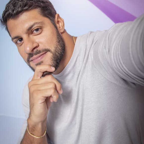 'BBB 24': Plínio Simões, de 30 anos, é de Salvador, na Bahia, e trabalha como designer de joias.
