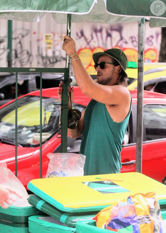 Daniel Erthal passou de ator a vendedor ambulante de cerveja e bebidas em Copacabana