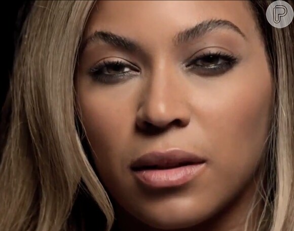 Beyoncé aparece loiríssima e com um olhar fatal