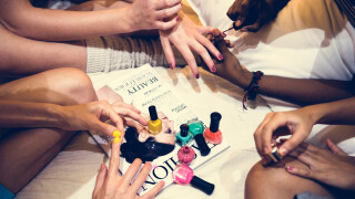 Por que usamos esmalte? Conheça a origem do hábito e como surgiu o primeiro esmalte do mundo!