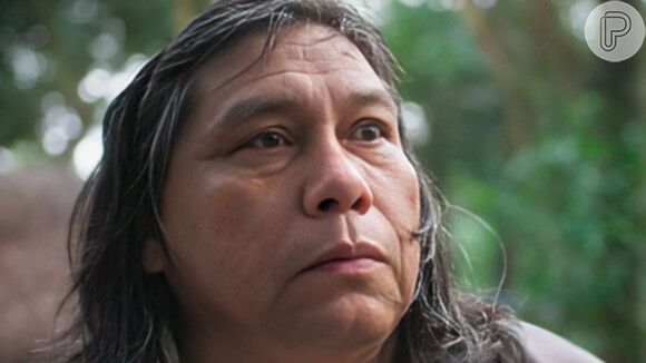Em Terra e Paixão, Jurecê (Daniel Munduruku) prevê sombra em torno de Vinícius (Paulo Rocha)