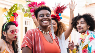 Carnaval 2024: 4 paletas de sombras para preparar uma make colorida para a folia!