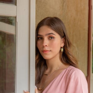 A estreante Gabriela Medeiros chegará em 'Renascer' para causar dentro da relação dos personagens de Sophie Charlotte e Rodrigo Simas