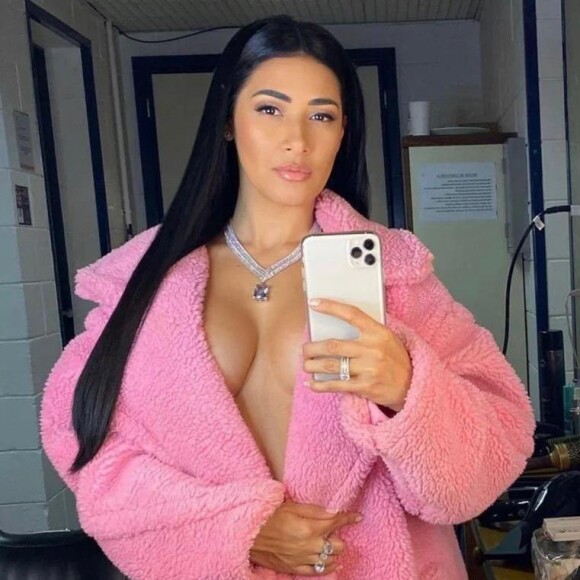 Fotos sensuais de Simaria fazem sucesso na web