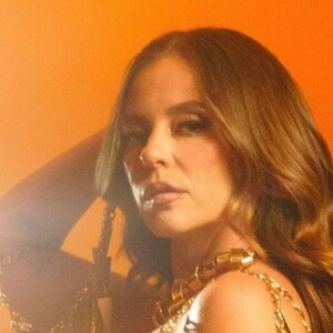 Paolla Oliveira mostra corpo real em look dourado deslumbrante e ganha elogios de famosas