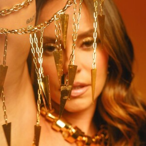 Paolla Oliveira compartilhou fotos do seu look para um ensaio da Grande Rio na última quarta-feira (17)