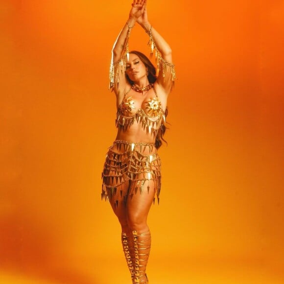 Paolla Oliveira mostrou seu corpo real que tem dado polêmica em look dourado bastante ousado