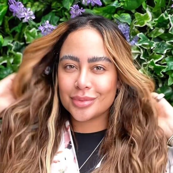 Rafaella Santos recorreu à designer Natália Beauty e fez uma técnica de sobrancelha chamada Flow Brows