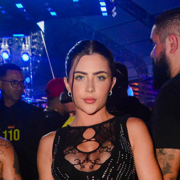 Jade Picon escolheu um look sexy para o show de Anitta