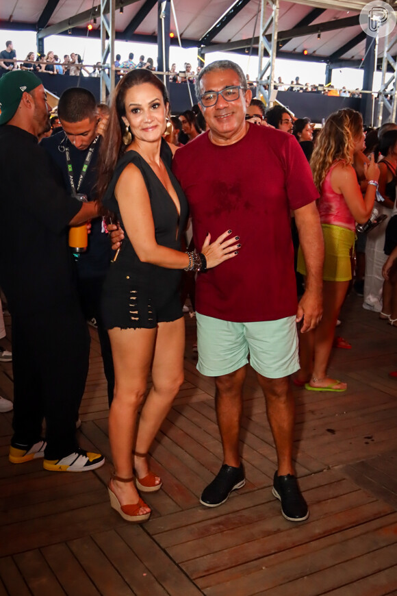 O pai de Anitta levou a namorada ao show da filha famosa