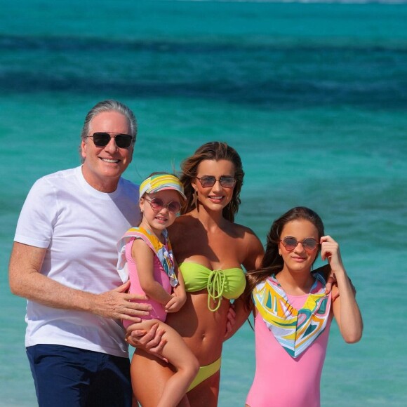 Rafaella Justus em foto de férias com Roberto Justus, seu pai, Ana Paula Siebert, sua madrasta, e Vicky, uma de suas meio-irmãs