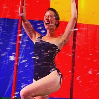 Mariana Ximenes exibe boa forma durante aula de circo: 'Trapézio mais piscina'