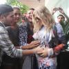 Fergie recebeu o carinho dos fãs, que alisaram a barriga de grávida da cantora