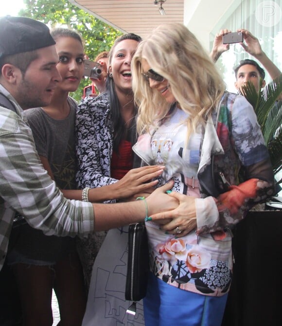 Fergie recebeu o carinho dos fãs, que alisaram a barriga de grávida da cantora