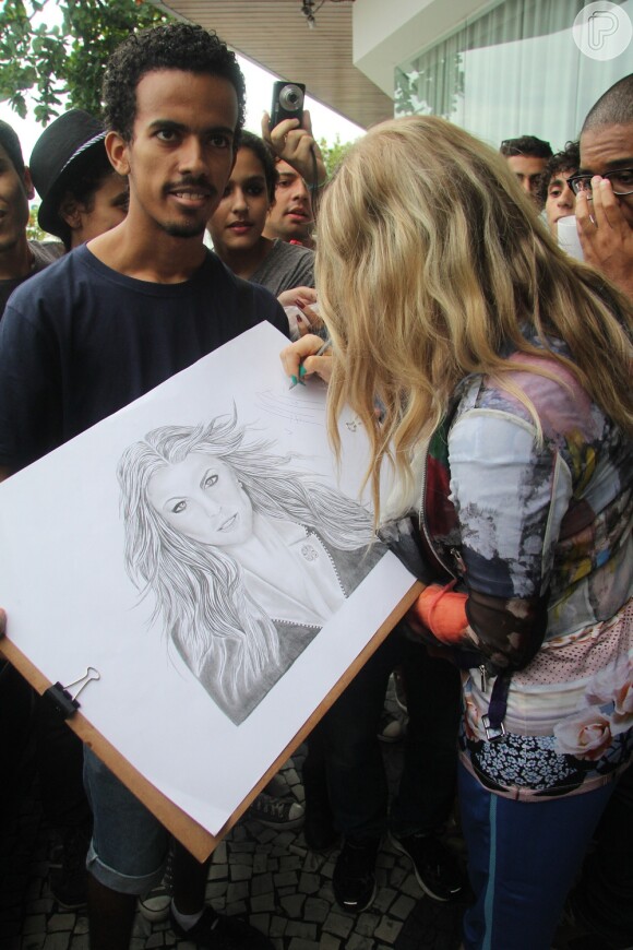 Fergie autografou um desenho feito por um fã