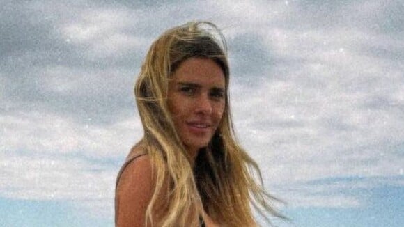 Carolina Dieckmann enrola biquíni ao máximo, se joga na água e exibe bumbum GG em fotos em Miami: 'Parece uma...'