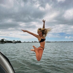 Carolina Dieckmann também fez uma sequência divertida pulando rumo à água