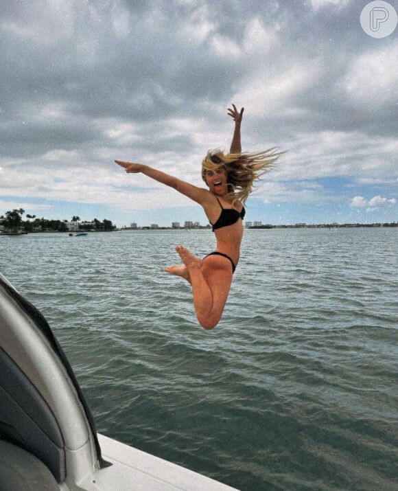 Carolina Dieckmann também fez uma sequência divertida pulando rumo à água