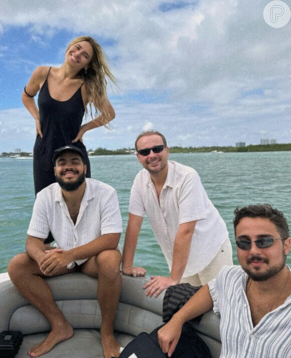 Em Miami, Carolina Dieckmann esteve acompanhada de amigos e familiares em uma lancha