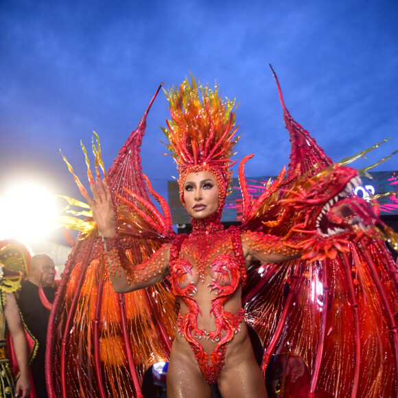 Sabrina Sato tem cuidado especial ao experimentar fantasia para o carnaval: 'Checar alguns fatores importantes. O peso da fantasia, a harmonia, as cores, a minha mobilidade usando a peça com o costeiro e, claro, se a virilha está cavada o bastante'