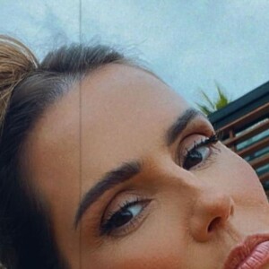 Deborah Secco exibiu sua virilha lisinha com look mínimo que destacou suas curvas