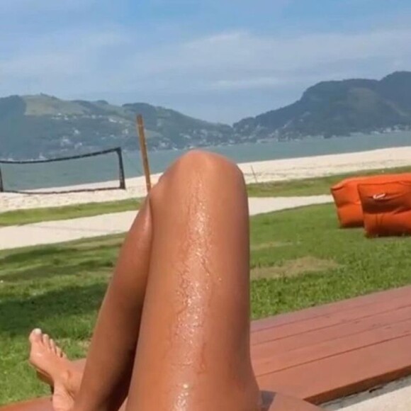 Corpo definido de Deborah Secco, sempre assunto em suas fotos de biquíni, deu o que falar na web e atriz recebeu elogios