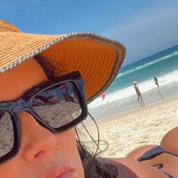 Deborah Secco ainda deixou à mostra uma marquinha de biquíni bem definida no bumbum, fruto de seus dias na praia