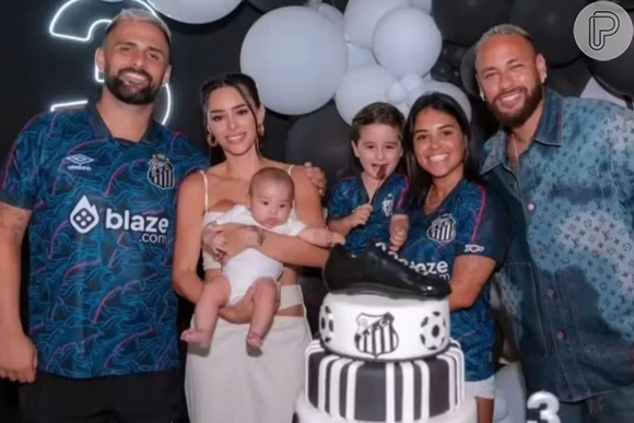 Neymar e Bruna Biancardi, juntos, fazem foto com Mavie em aniversário de filho de 'parça'