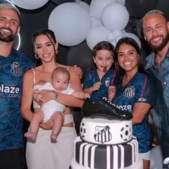 Neymar e Bruna Biancardi, juntos, fazem foto com Mavie em aniversário de filho de 'parça'