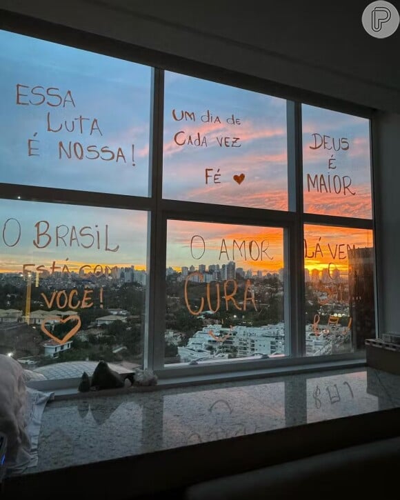 Filha de Roberto Justus, com leucemia, se emociona com frases pintadas por enfermeira na janela do hospital. Foto!