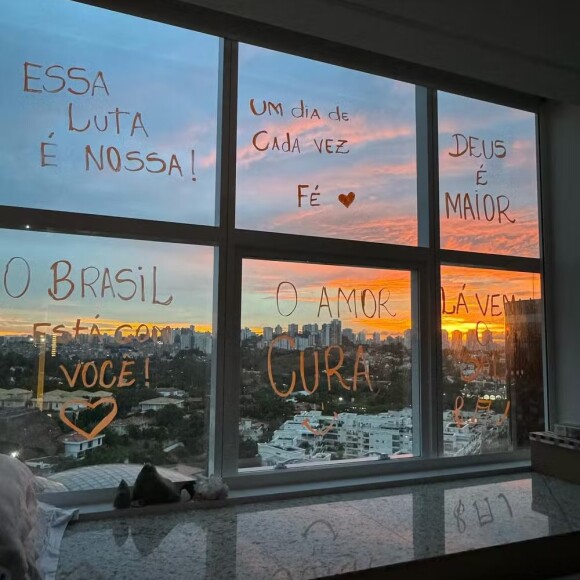 Filha de Roberto Justus, com leucemia, se emociona com frases pintadas por enfermeira na janela do hospital. Foto!