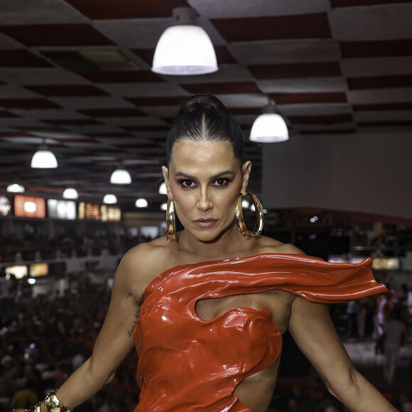 Deborah Secco é madrinha do Salgueiro