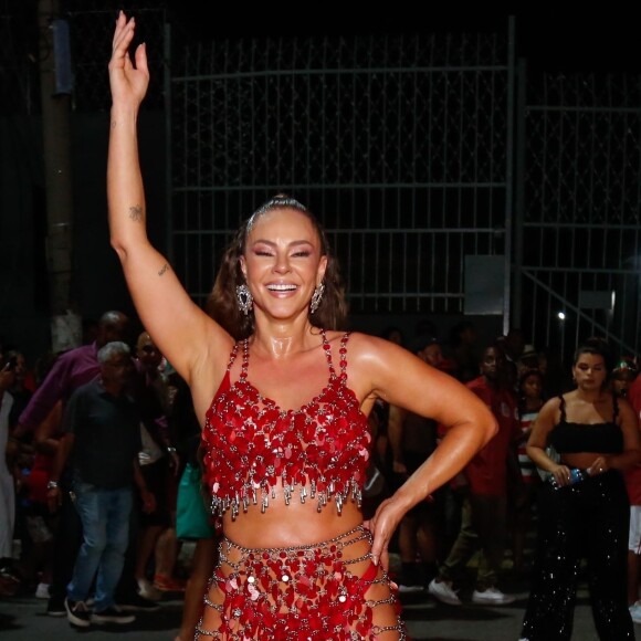 Paolla Oliveira é rainha de bateria da Grande Rio