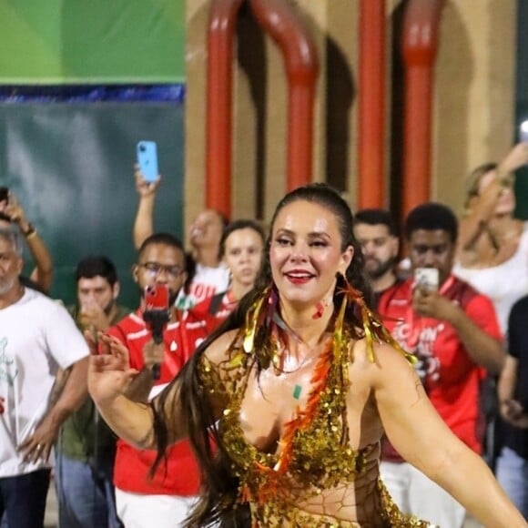 Dourado é uma das cores favoritas de Paolla Oliveira no Carnaval e atriz sempre elege a cor para ensaios
