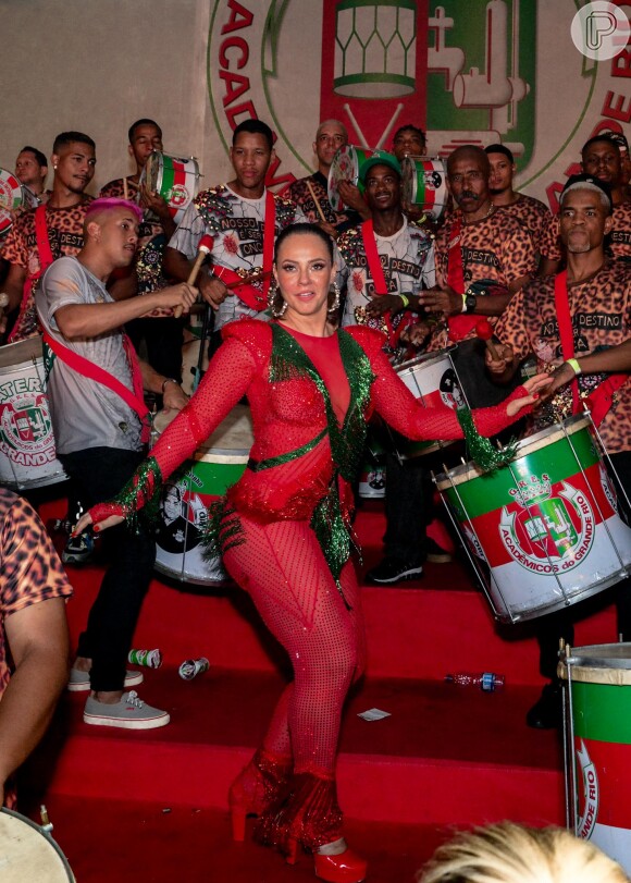 Quem diz que não pode roupa no Carnaval? Paolla Oliveira também já sambou muito em um macacão com as cores da Grande Rio