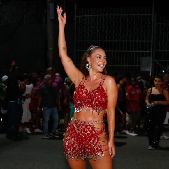 De vermelho brilhante e cheia de pedras, Paolla Oliveira também serviu muito samba no pé em um ensaio de rua da Grande Rio
