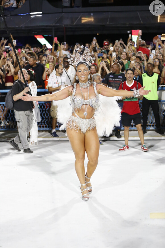 Paolla Oliveira: último modelo usado pela atriz nos ensaios do Carnaval 2024 envolvia plumas e muito brilho
