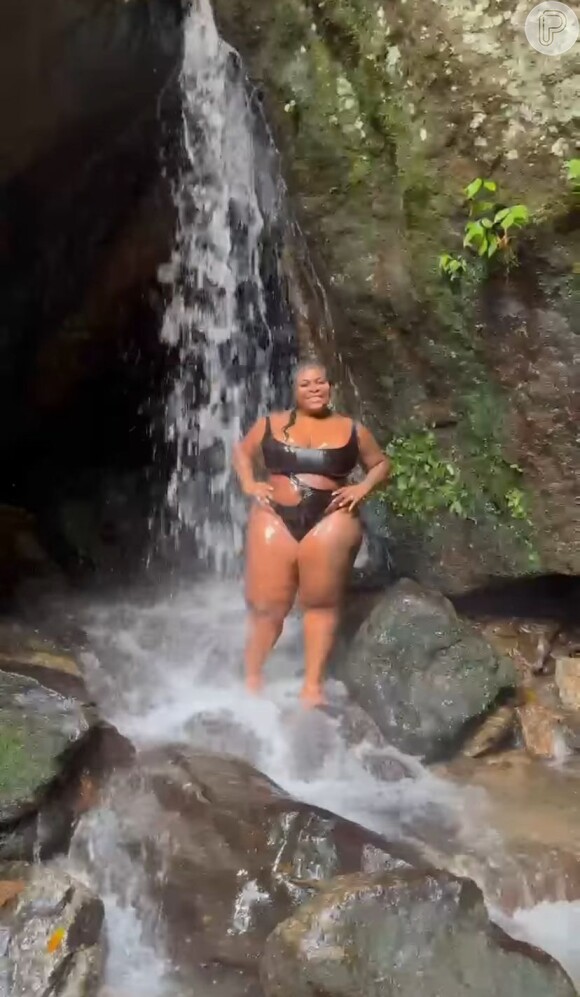 Jojo Todynho publicou um novo vídeo tomando banho de cachoeira com um maiô preto vazado
