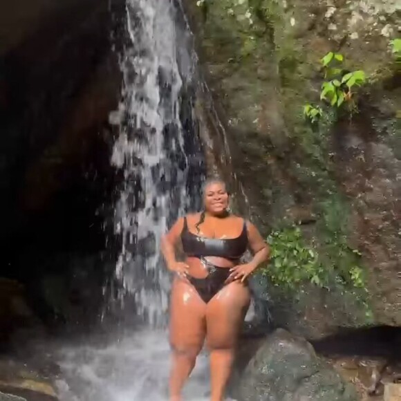 Jojo Todynho publicou um novo vídeo tomando banho de cachoeira com um maiô preto vazado